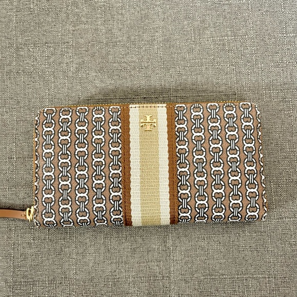 Tory Burch Handbags - ❌SOLD❌ TORY BURCH GEMINI LINK CANVAS ZIP CONTINENTAL WALLET